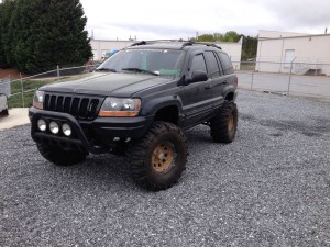 Huge mudders on lifted Jeep Grand Cherokee WJ
